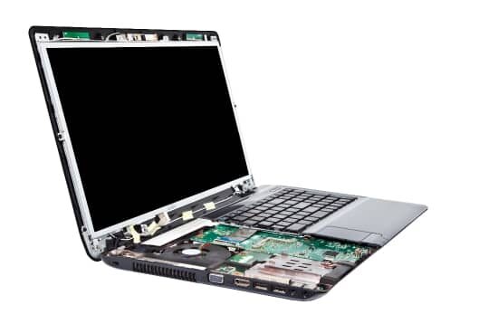 PC portable à moitié démonté pour être réparé
